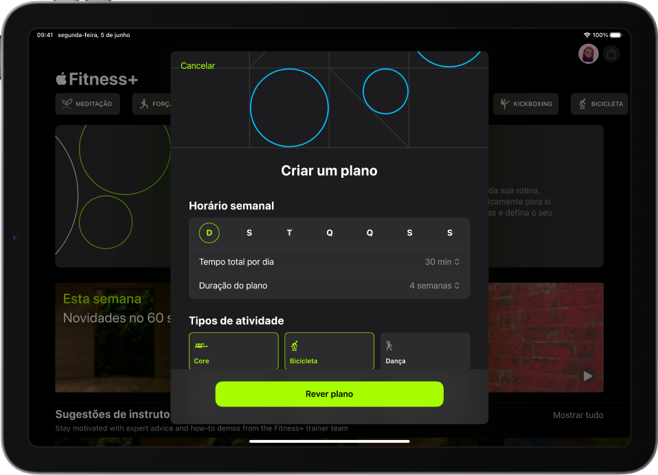 O ecrã “Plano personalizado” com definições para escolher o programa semanal e a duração do plano. Os tipos de atividade disponíveis e o botão “Rever plano” encontram-se na parte inferior.