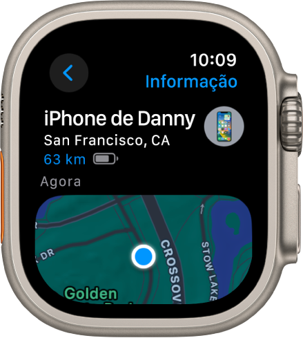 A aplicação Encontrar Dispositivos a mostrar a localização de um iPhone. O nome do dispositivo encontra-se na parte superior, com a localização, distância, carga de bateria atual e a última vez que o dispositivo respondeu em baixo. A metade inferior do ecrã mostra um mapa com um ponto a indicar a localização aproximada do dispositivo. O botão “Voltar” encontra-se na parte superior esquerda.