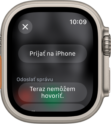 Apka Telefón s možnosťami prichádzajúceho hovoru. Vo vrchnej časti je tlačidlo Prijať na iPhone a pod ním je navrhovaná odpoveď.