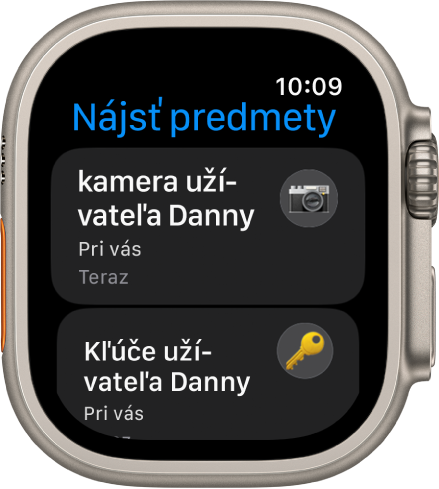 Apka Nájsť predmety zobrazuje, že AirTagy pripojené ku kamere a sada kľúčov sú s vami.