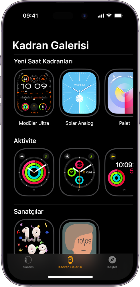 Kadran Galerisi açık olan Apple Watch uygulaması. Üst satırda yeni kadranlar gösteriliyor, sonraki satırlar saat kadranlarını türe göre gruplanmış olarak (örneğin Aktivite ve Sanatçılar) gösteriyor. Türe göre gruplanmış daha fazla kadran görmek için kaydırabilirsiniz.