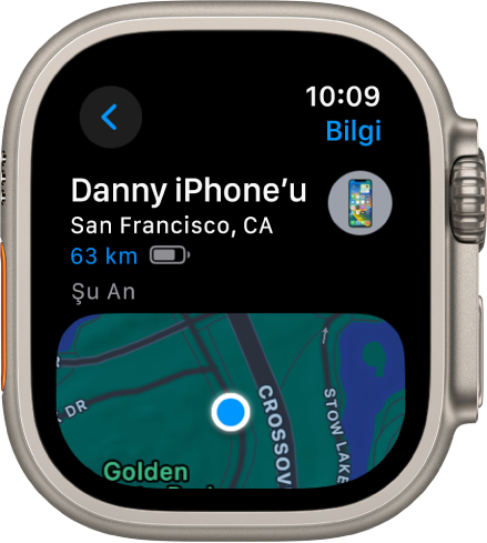 Bir iPhone’un konumunu gösteren Aygıtları Bul uygulaması. Aygıtın adı en üstte, onun altında aygıtın konum, mesafe, şu anki pil şarjı ve en son yanıt verdiği zaman bilgileri yer alıyor. Ekranın alt yarısında, aygıtın yaklaşık konumunu belirten bir noktayla bir harita gösteriliyor. Geri düğmesi sol üstte.