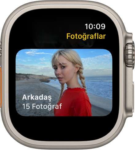 Apple Watch’taki Fotoğraflar uygulaması Arkadaşlar adlı bir albümü gösteriyor