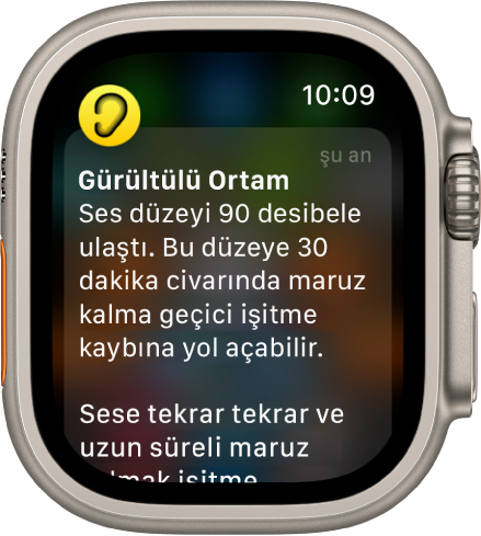 Ekranında Gürültü bildirimi gösteren Apple Watch. Bildirimle ilişkili uygulamanın simgesi sol üstte görünür. Uygulamada açmak için bu simgeye dokunabilirsiniz.