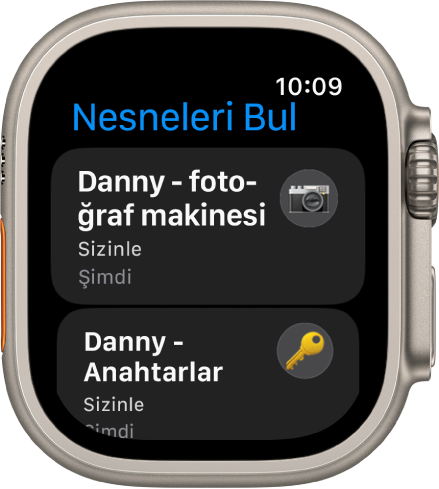 Nesneleri Bul uygulaması, yanınızda bir kameraya ve anahtar grubuna iliştirilmiş AirTag’lerin olduğunu gösteriyor.
