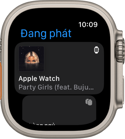 Ứng dụng Đang phát đang hiển thị một danh sách các thiết bị. Nhạc đang phát trên Apple Watch ở trên cùng của danh sách. Một mục nhập iPhone ở bên dưới.