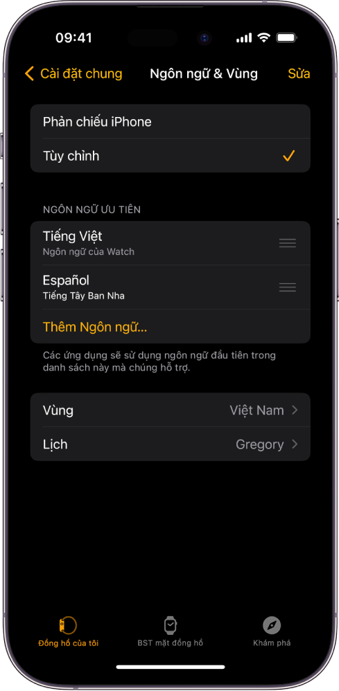Màn hình Ngôn ngữ & Vùng trong ứng dụng Apple Watch, với Tiếng Anh và Tiếng Tây Ban Nha đang xuất hiện bên dưới Ngôn ngữ ưu tiên.