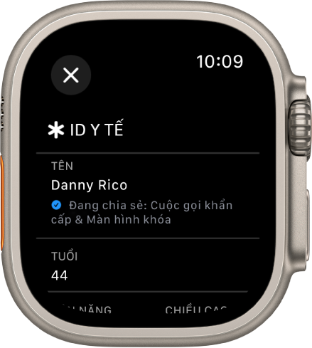 Màn hình ID y tế trên Apple Watch đang hiển thị tên và tuổi của người dùng. Một dấu chọn ở bên dưới tên, cho biết rằng ID y tế đang được chia sẻ trên màn hình khóa. Một nút Đóng ở trên cùng bên trái.