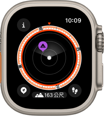 「指南針」App 在刻度盤內顯示航點。「資訊」按鈕位於左上方、「航點」按鈕位於左下方、「高度」按鈕在左下方、「回溯」按鈕在右下方。