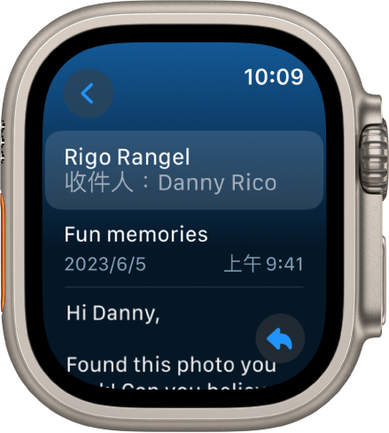 一則電子郵件在「郵件」App 中打開。收件者的姓名顯示在最上方，下方為主旨、日期和時間，然後郵件內文在靠近底部。「回覆」按鈕位於右下方；「返回」按鈕位於左上方。