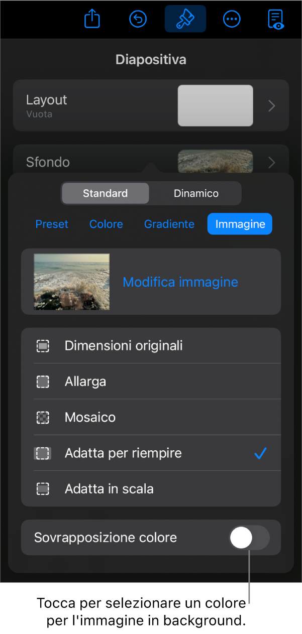 I controlli Sfondo, con un’immagine impostata come sfondo della diapositiva e il controllo “Sovrapposizione colore” nella parte inferiore.
