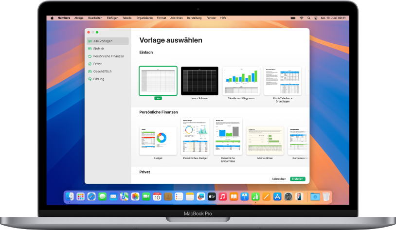 Ein MacBook Pro, bei dem die Numbers-Vorlagenauswahl auf dem Bildschirm geöffnet ist. Die Kategorie „Alle Vorlagen“ ist links ausgewählt und die vordefinierten Vorlagen erscheinen rechts in Zeilen nach Kategorie sortiert.