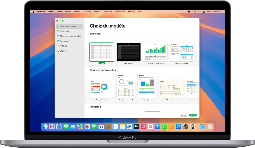 Un MacBook Pro avec le sélecteur de modèles Numbers ouvert à l’écran. La catégorie « Tous les modèles » est sélectionnée à gauche, et les modèles prédéfinis apparaissent à droite en rangées par catégorie.