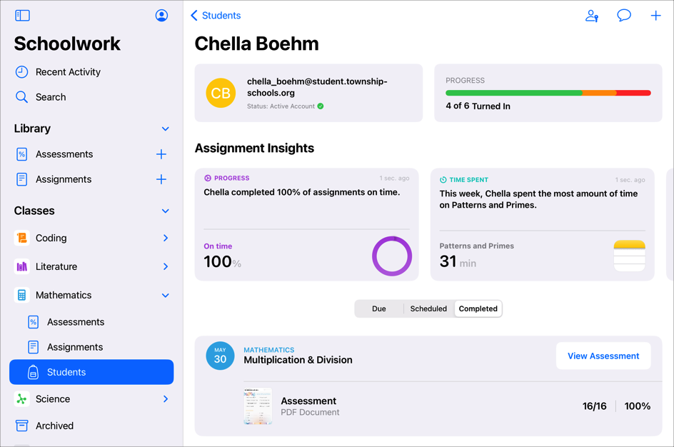 Una vista de avance del estudiante de muestra donde se ven los datos de avance del estudiante seleccionado. Los datos de progreso muestran que el estudiante entregó cuatro de seis evaluaciones y tareas. En la vista de avance del estudiante, también se incluyen estadísticas para mostrar tendencias de avance, rendimiento, tiempo dedicado y frecuencia del estudiante seleccionado.