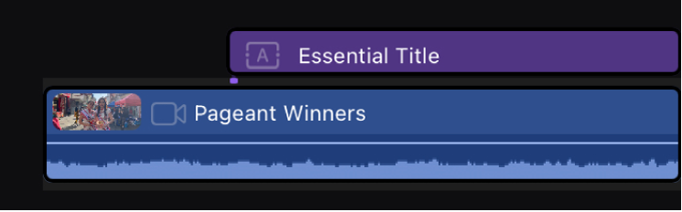 タイムラインにある紫色のタイトルクリップ。接続されたクリップとしてビデオクリップに結び付けられています。