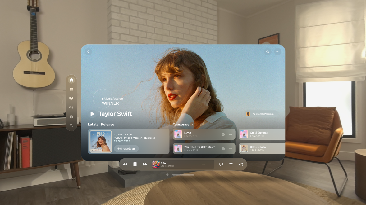 Ein Fenster der App „Musik“ auf der Apple Vision Pro mit einer Künstlerseite in Apple Music. Außerdem wird unten im Fenster ein Titel abgespielt.