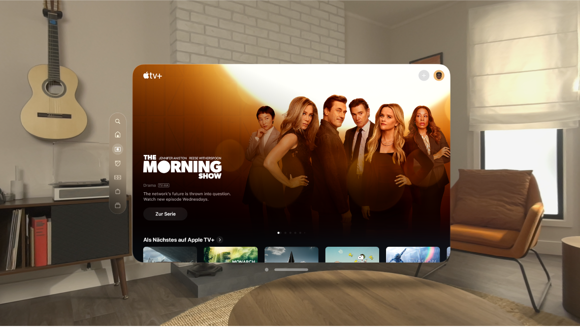 Die Apple TV App auf der Apple Vision Pro mit dem Tab „TV+“. Einige Sendungen sind sichtbar, die ausgewählt werden können.