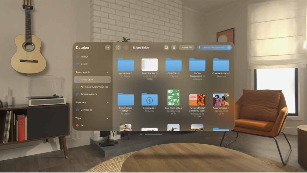 Die App „Dateien“ auf der Apple Vision Pro mit aktivem Feld „Zum Suchen sprechen“.
