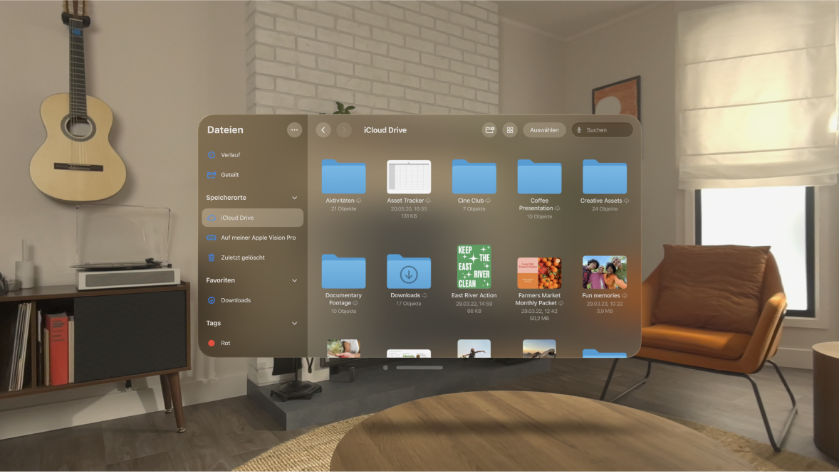 Die App „Dateien“ auf der Apple Vision Pro mit Ordnern und Dateien in iCloud Drive.