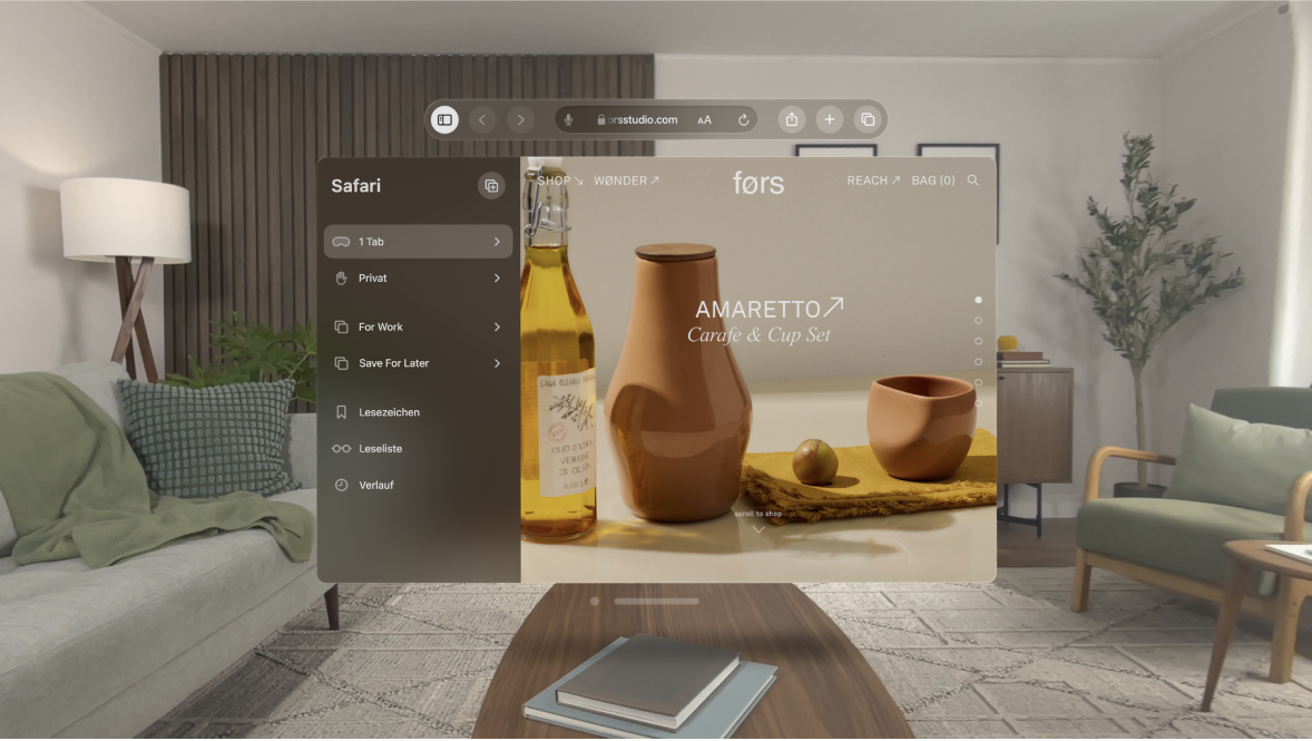 Die App „Safari“ auf der Apple Vision Pro mit einer geöffneten Website und der Seitenleiste.