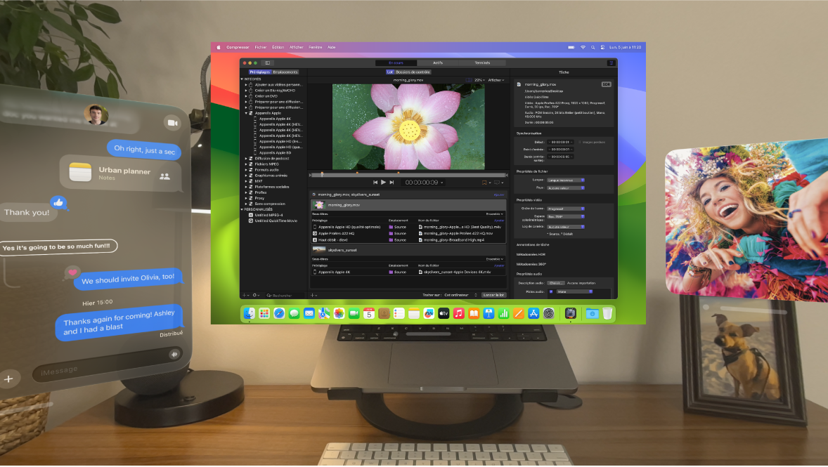 visionOS affichant « Écran virtuel du Mac », une conversation Messages et la fenêtre d’un mini-lecteur de musique tous ouverts en même temps.