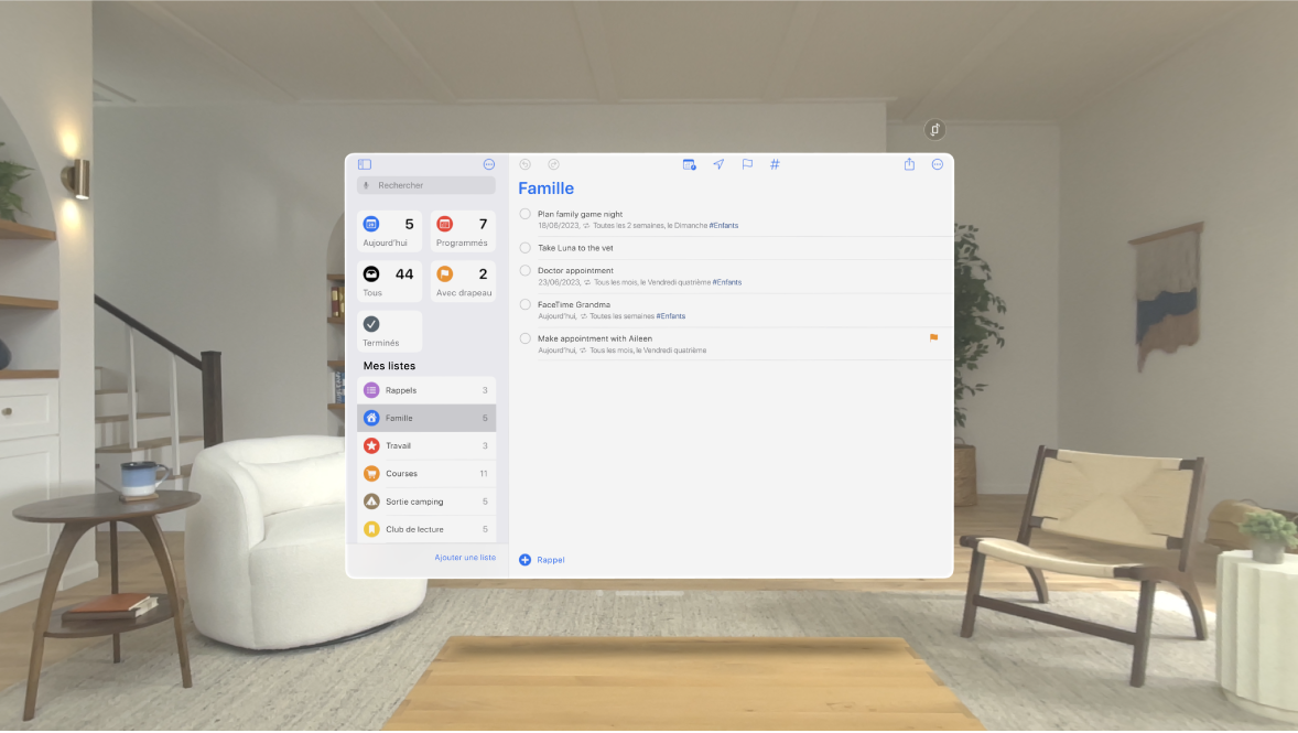 L’app Rappels dans l’Apple Vision Pro, affichant une liste de rappels parmi lesquels certains comportent des tags, des drapeaux et des échéances.