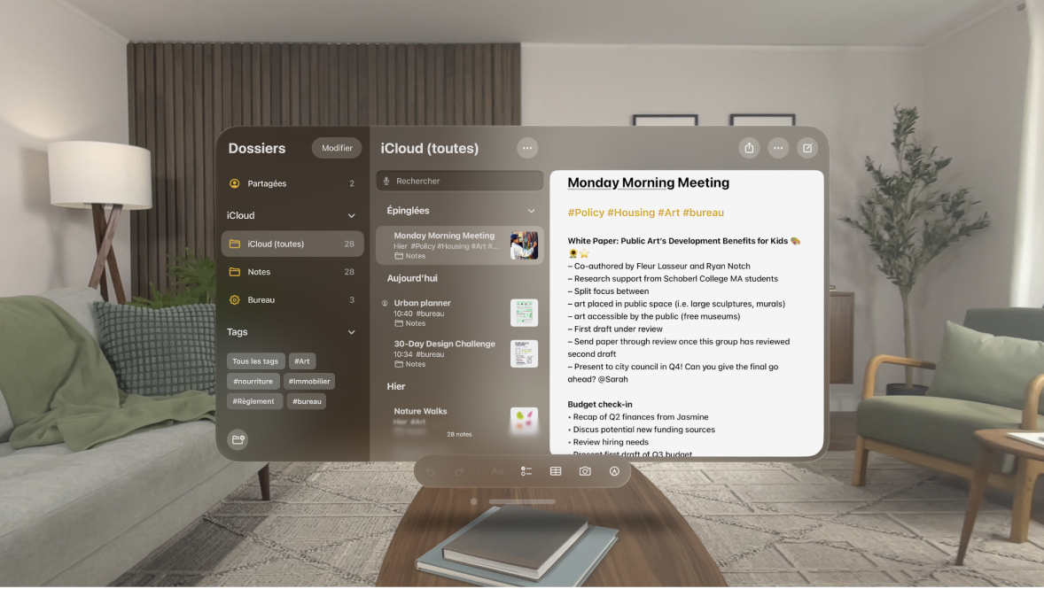 L’app Notes sur l’Apple Vision Pro, présentant une note épinglée en haut de la liste, ainsi que des tags dans la barre latérale et dans la note ouverte.