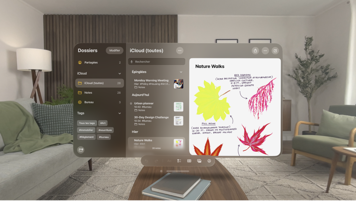 L’app Notes sur l’Apple Vision Pro, présentant une note ouverte ainsi que la barre d’outils en bas avec des options pour ajouter des listes de pointage, des tableaux, des photos et des dessins.