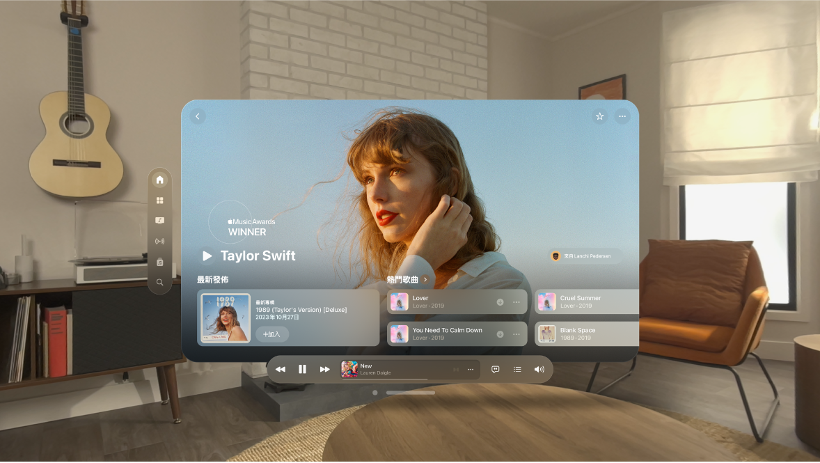 Apple Vision Pro 上的「音樂」App 視窗，其中顯示 Apple Music 中的藝人頁面。在視窗底部亦有一首正在播放的歌曲。