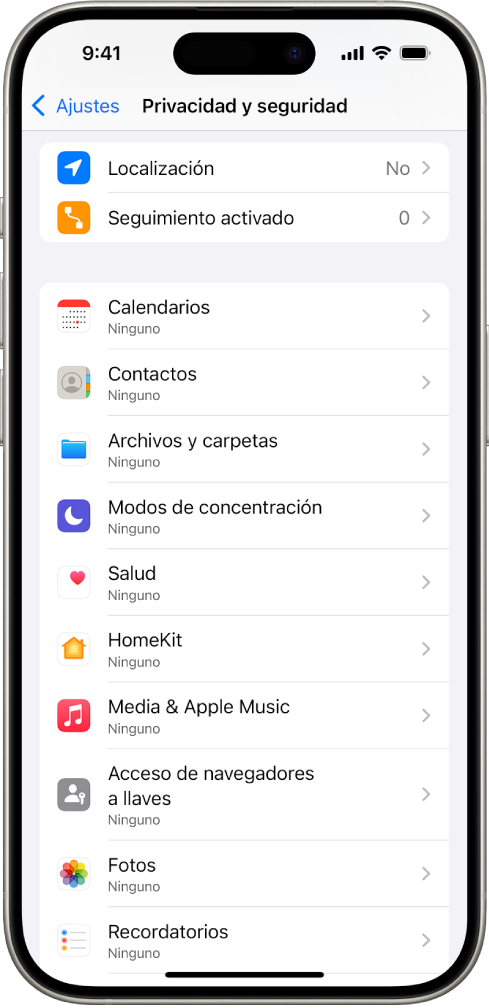 Un iPhone con la pantalla “Privacidad y seguridad” en Ajustes.