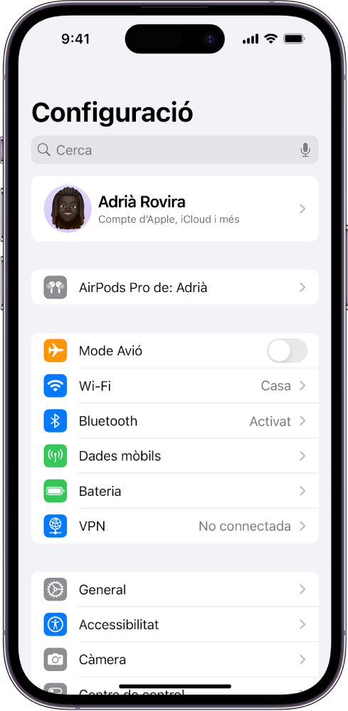 L’app Configuració de l’iPhone amb els AirPods d’un usuari connectats a la part superior de la pantalla.