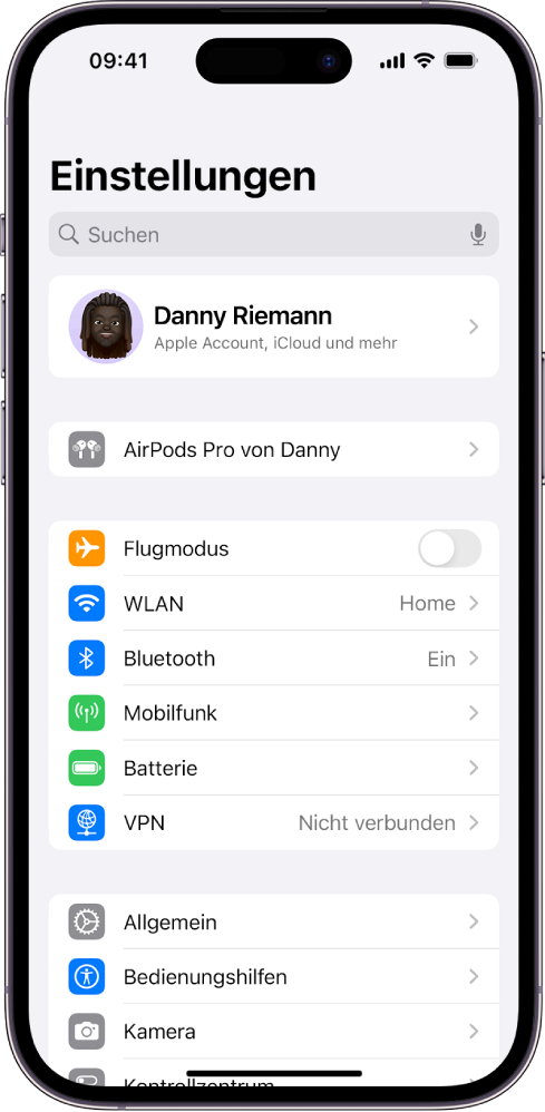 Die App „Einstellungen“ auf dem iPhone zeigt die verbundenen AirPods einer eines:einer Benutzer:in oben auf dem Bildschirm.