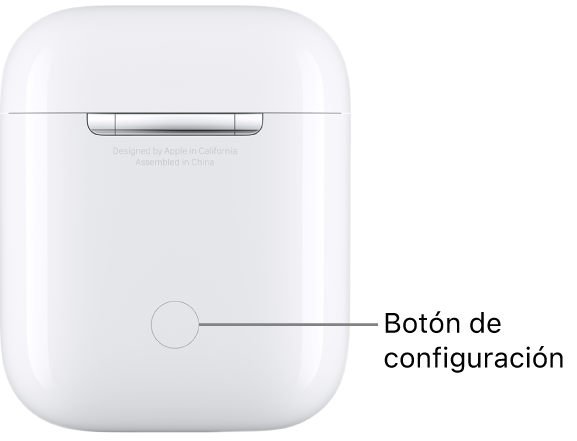 El botón de configuración está en el centro de la parte posterior del estuche de carga de los AirPods 1 y 2.