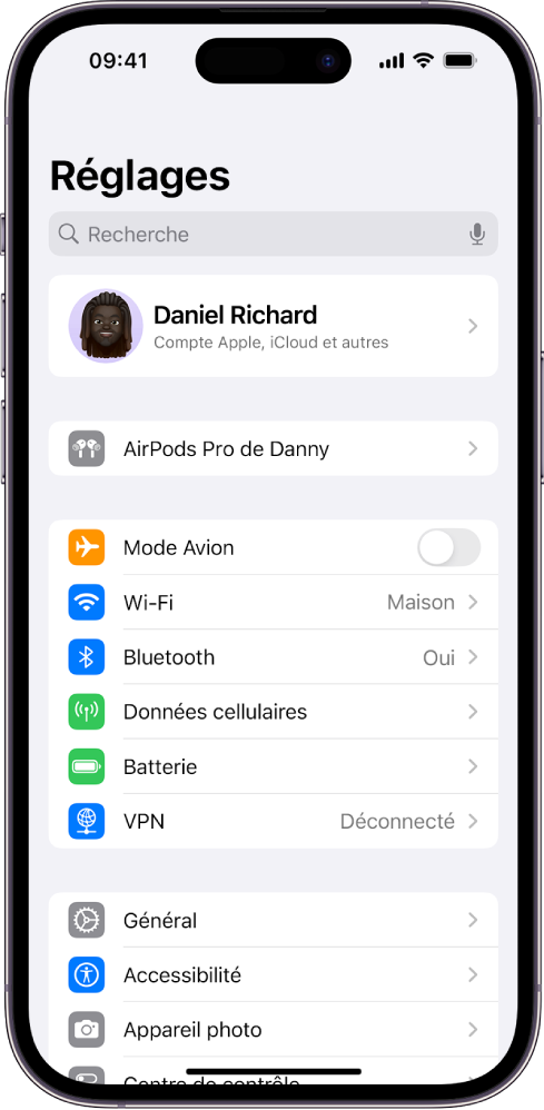 L’app Réglages sur l’iPhone montrant les AirPods connectés d’un utilisateur indiqués en haut de l’écran.