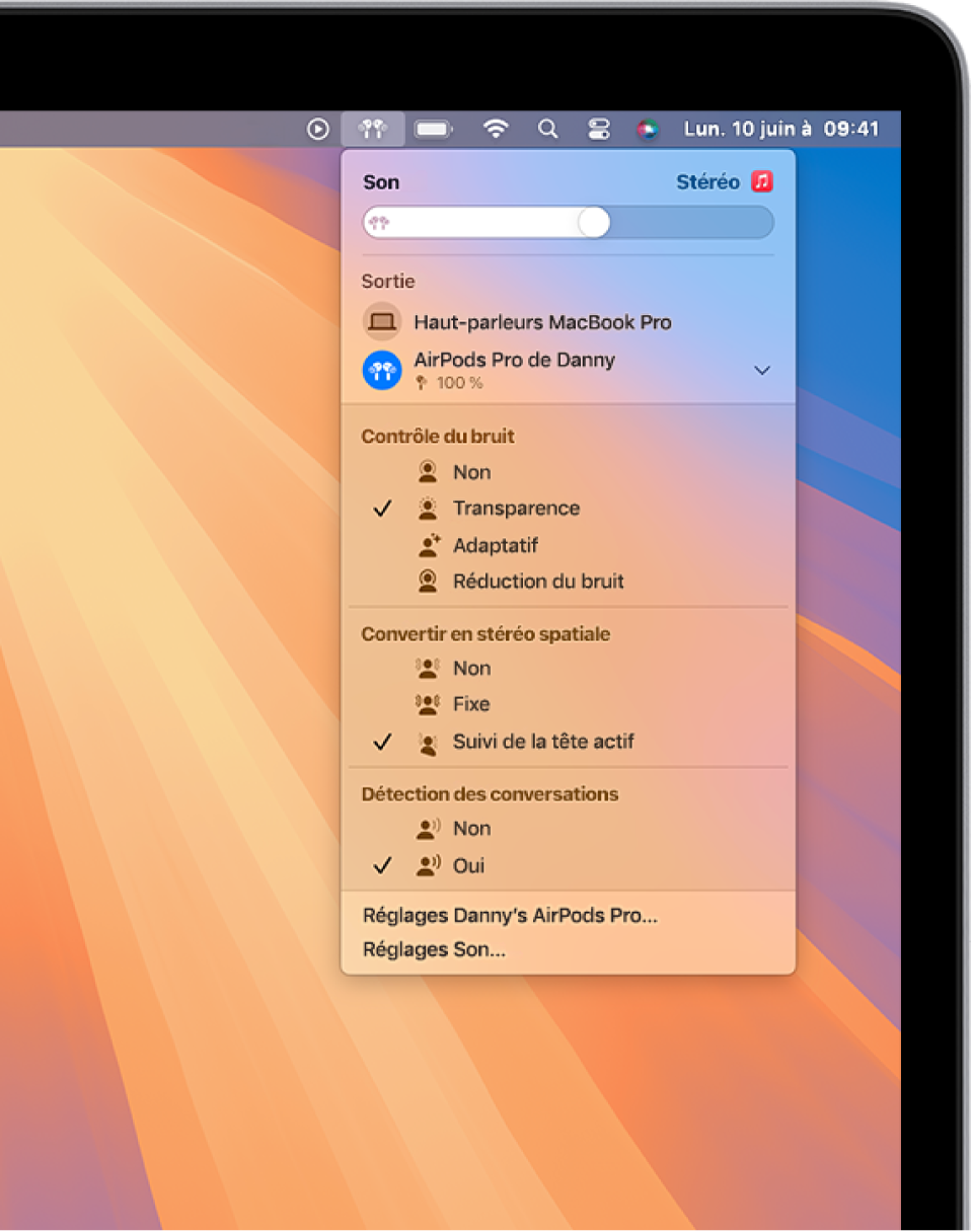 L’icône AirPods est sélectionnée en haut à droite de la barre des menus sur un Mac. Pour les AirPods Pro, l’option Transparence est sélectionnée sous « Contrôle du bruit », et l’option « Suivi de la tête actif » est sélectionnée sous « Convertir en stéréo spatiale ».