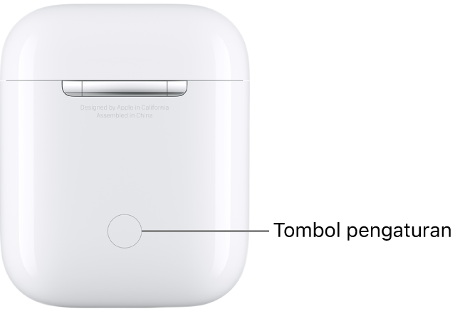 Tombol pengaturan di bagian tengah belakang casing pengisi daya AirPods 1 dan 2.