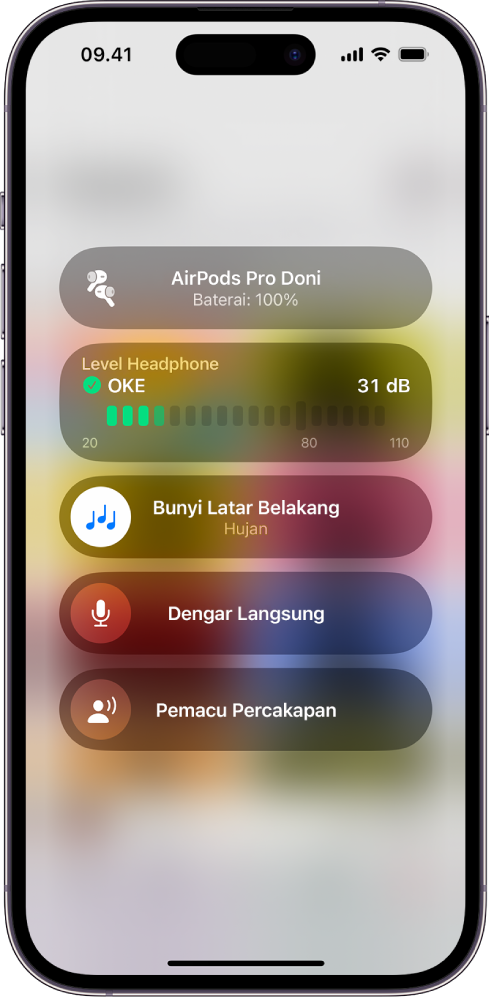 Layar Perangkat Pendengaran di Pusat Kontrol. Dari atas ke bawah, menu menyertakan Level Headphone dalam desibel, Akomodasi Headphone, Bunyi Latar Belakang, Dengar Langsung, dan Pemacu Percakapan.