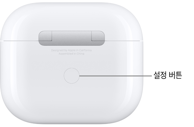 AirPods 3 충전 케이스 뒷면 중앙에 있는 설정 버튼.