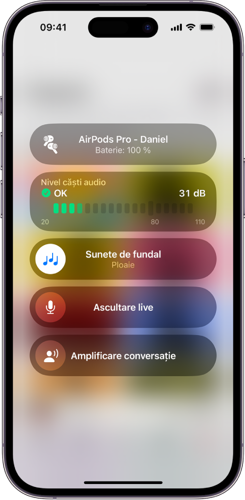 Ecranul Dispozitive auditive din centrul de control. De sus în jos, acesta include nivelul căștilor audio în decibeli, Adaptări căști audio, Sunete de fundal, Ascultare live și Amplificare conversație.