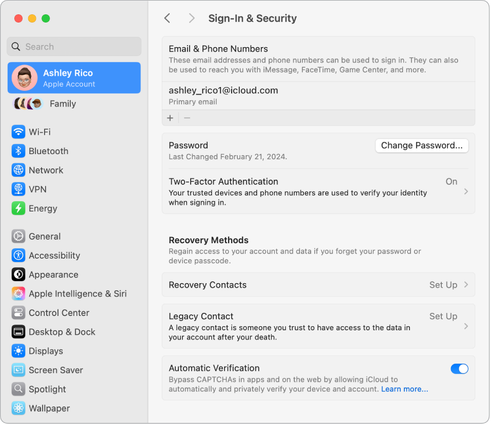 Apple konta sadaļa Sign-In & Security izvēlnē System Settings. Šeit varat iestatīt Account Recovery vai Legacy Contact.