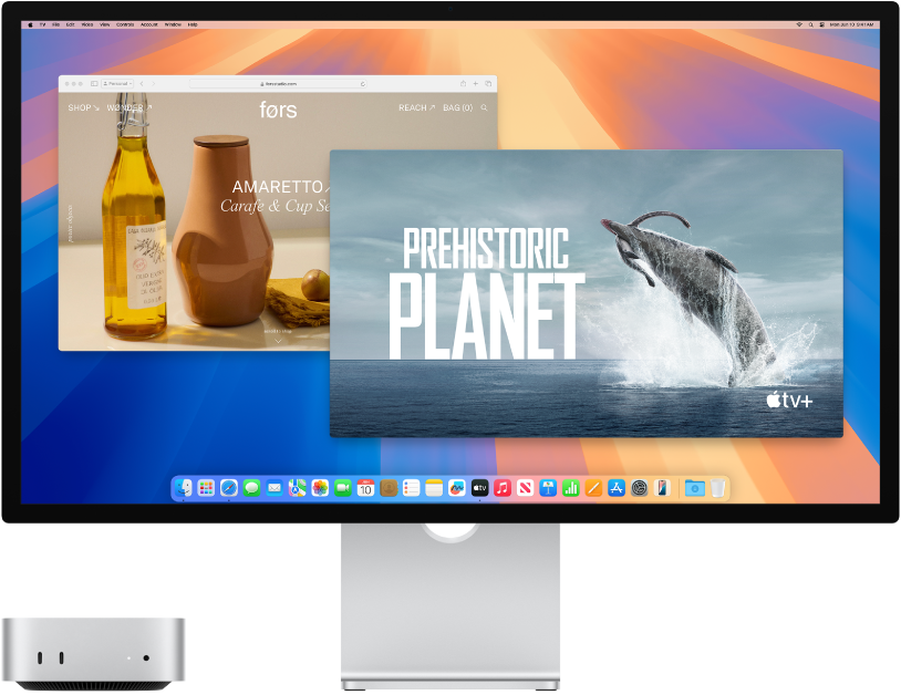 El Mac mini al costat d’una pantalla.