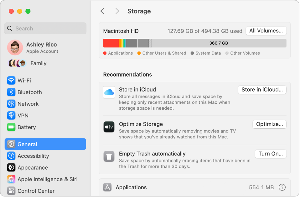 La configuración de Recomendaciones del almacenamiento mostrando las opciones Guardar en iCloud, Optimizar almacenamiento y Vaciar Basurero automáticamente.