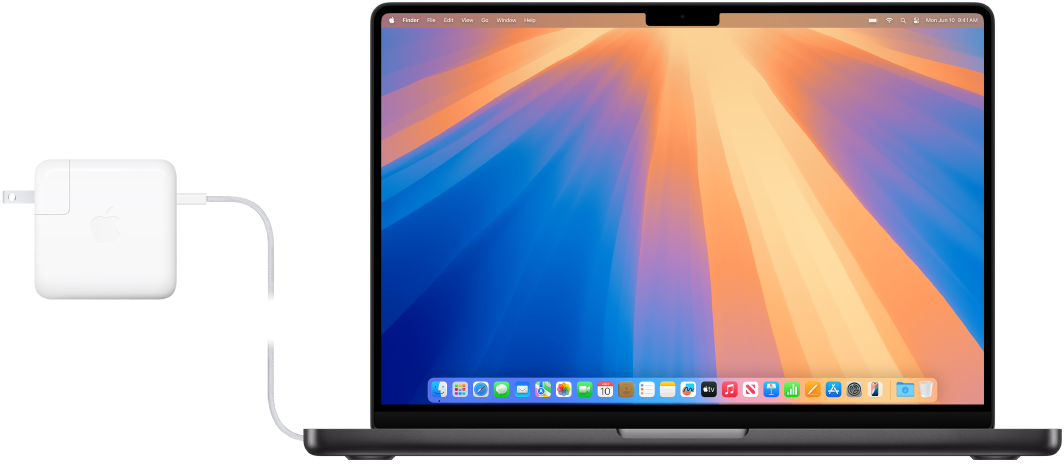 Un MacBook Pro 14 pouces avec l’adaptateur secteur branché.