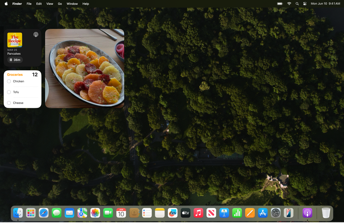 A mesa de um Mac com uma imagem de fundo personalizada.