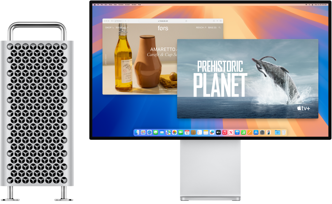 Mac Pro Tower og Pro Display XDR ved siden af hinanden.