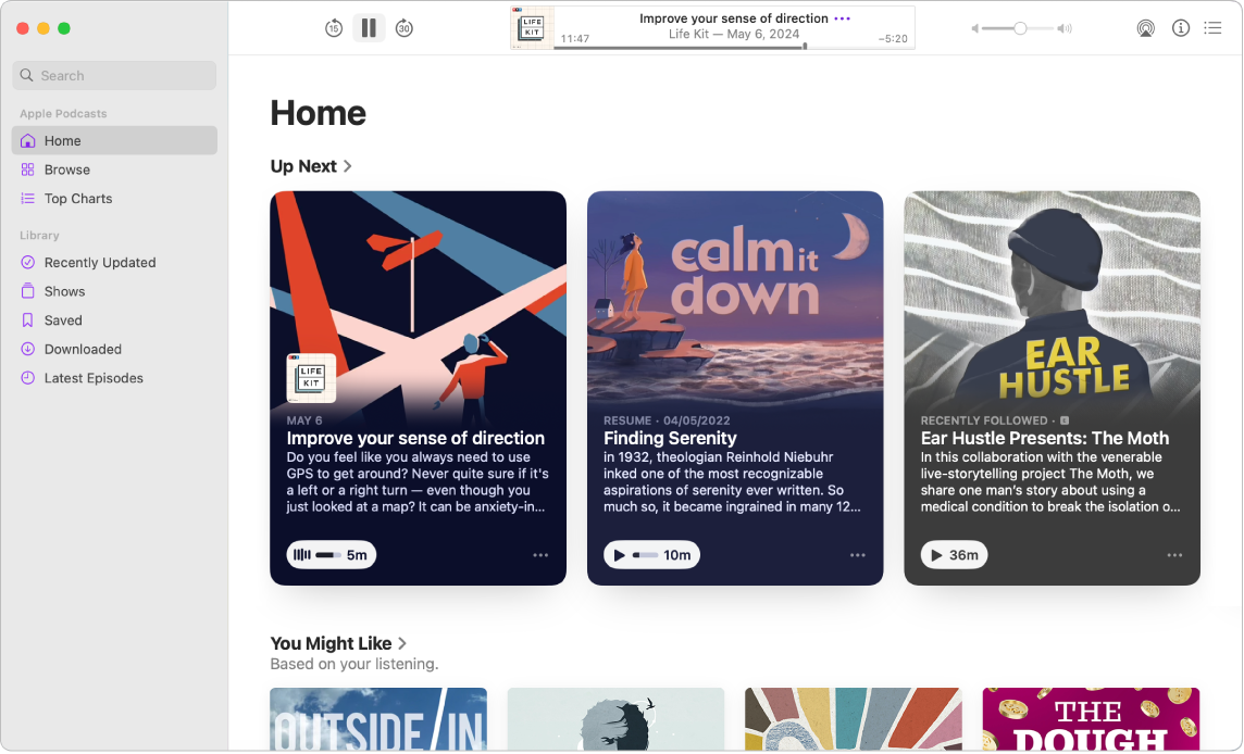 Home экранын көрсетіп тұрған Podcasts терезесі. Сол жағында Home, Browse және Top charts бөлімдері бар бүйірлік тақта. Оң жақта Home экраны тыңдауыңызға негізделген ұсыныстардың мұқият сұрыпталған тізімі Up Next және You Might Like тізіміндегі подкастілерді көрсетеді.