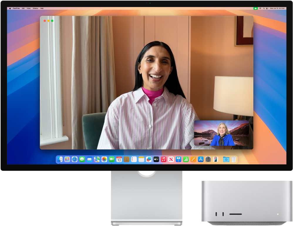 Una pantalla Studio Display al costat d’un Mac Studio.