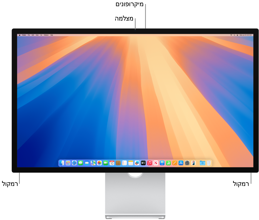 מבט קדמי על ה-Studio Display המציג את הצג, המצלמה, המיקרופונים והרמקולים.