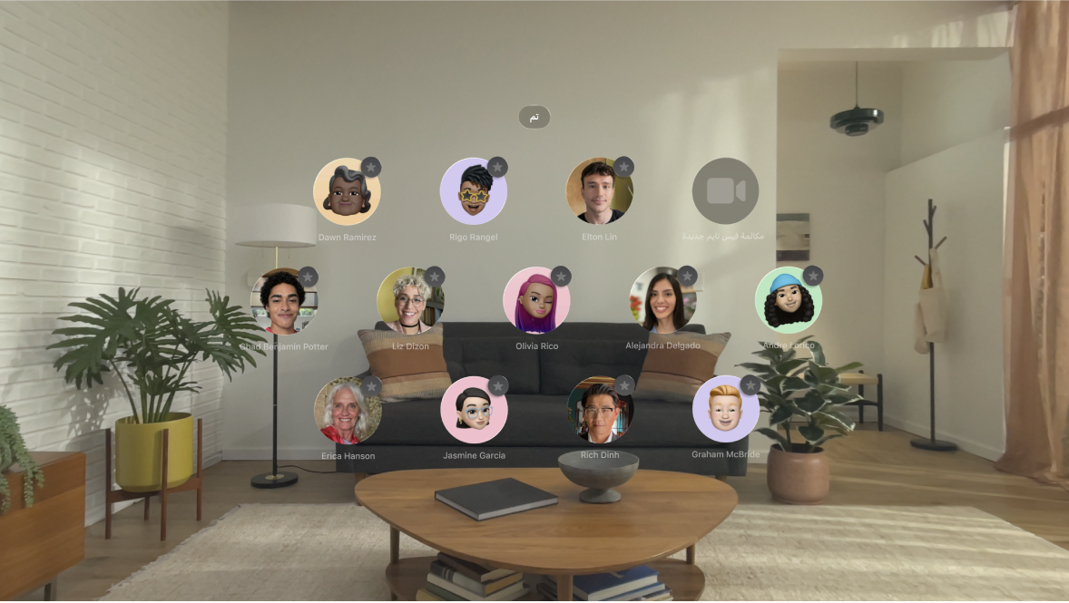 عرض الأشخاص على Apple Vision Pro. تظهر أيقونات النجوم الرمادية في زاوية كل جهة اتصال لتشير إلى إمكانية تثبيتها في الجزء العلوي من عرض الأشخاص.