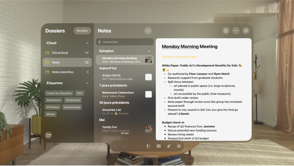 L’app Notes sur l’Apple Vision Pro qui affiche une note épinglée en haut, des étiquettes dans la barre latérale ainsi que dans la note ouverte.